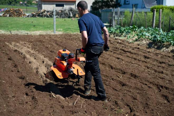 como arar la tierra con motoazada