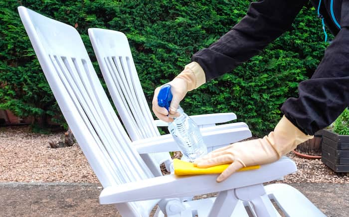 como limpiar sillas de jardin blancas