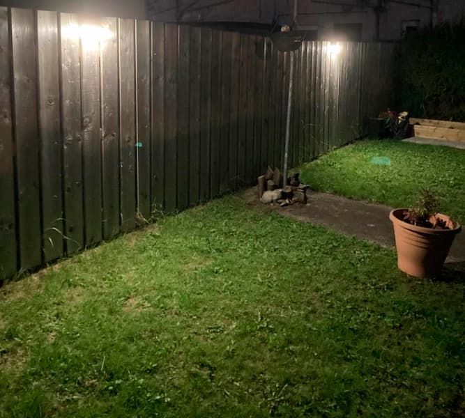 lamparas solares iluminando jardin